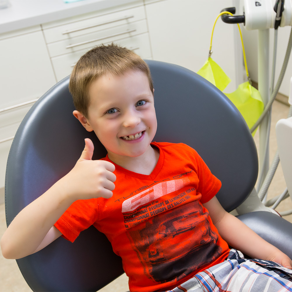 Kind zeigt Daumen nach oben in der Zahnarztpraxis Michl in Wernigerode