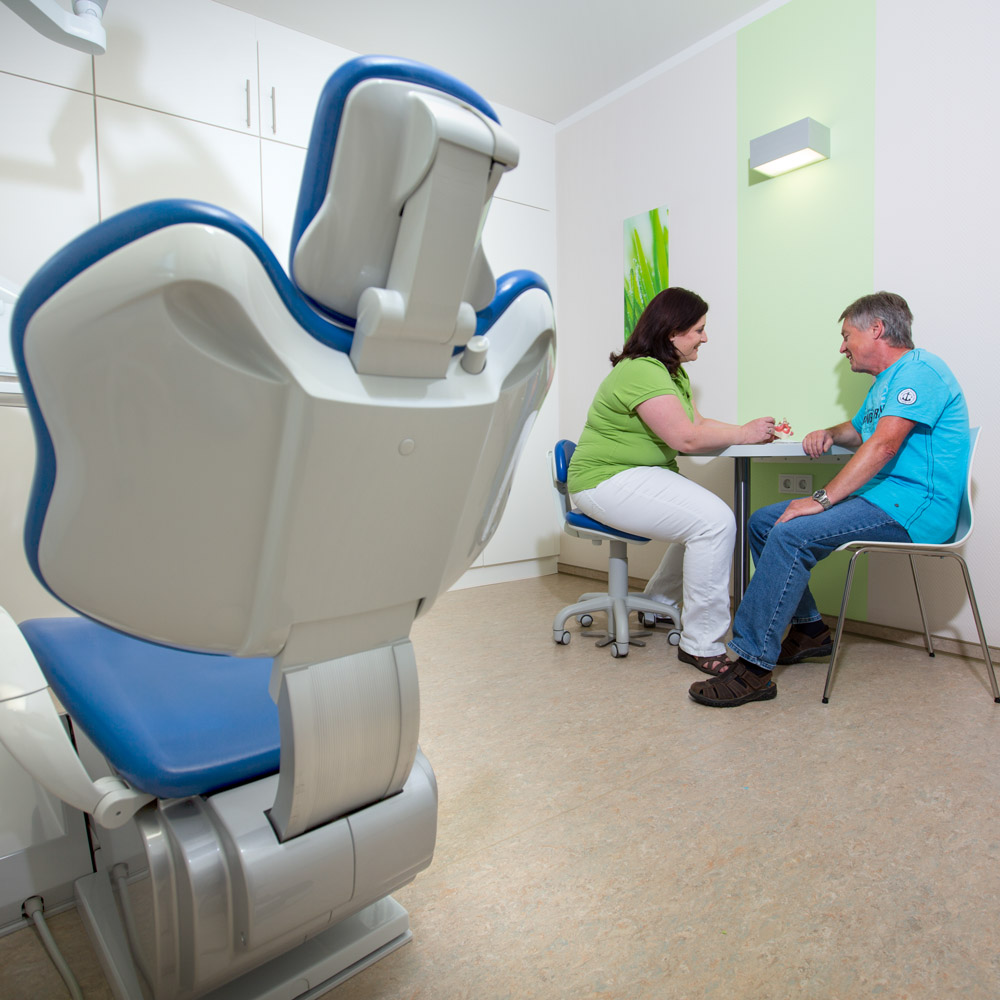 Beratungsgespräch in der Zahnarzthelferin in der Zahnarztpraxis Michl in Wernigerode